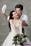 Nhã Phương và Trường Giang chọn tông màu trắng và phong cách tối giản trong bộ ảnh cưới.