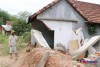 Vụ sạt lở núi tháng 12/2022 đã làm ngôi nhà ông Đinh Ang Tổ dân phố làng Dầu, thị trấn Di Lăng, huyện Sơn Hà bị sập một nửa vẫn chưa được khắc phục. (Ảnh: Phạm Cường/TTXVN)
