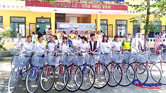 Trao xe đạp cho học sinh có hoàn cảnh khó khăn ở huyện miền núi Tây Trà, Quảng Ngãi từ nguồn đóng góp chương trình “Ly cà phê thiện nguyện tháng 9”. Ảnh: PHAN TẤN HẢI